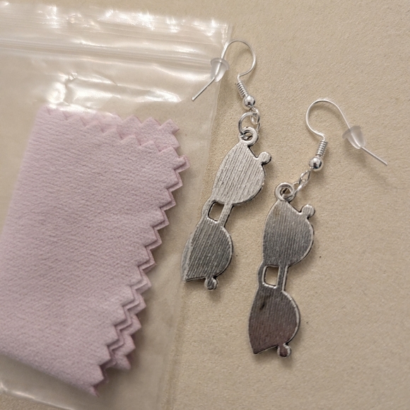 Handcrafted Silver Sunglasses Dangle Earrings New - Picture 3 of 3